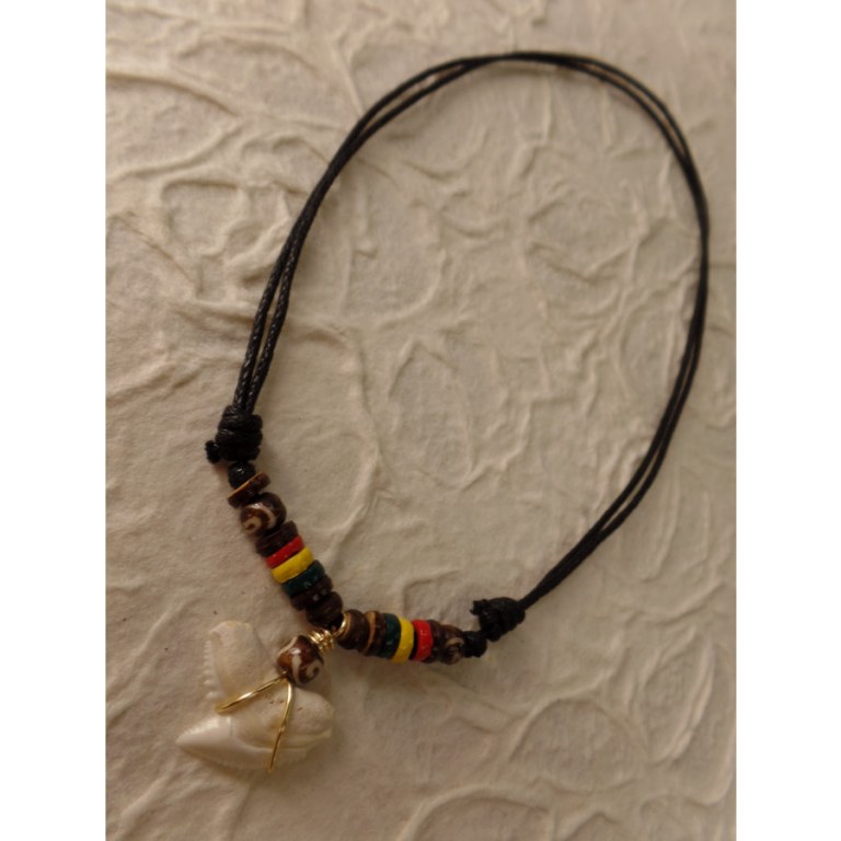 Collier St Leu dent de requin tigre perles résine et bois rasta