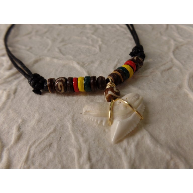 Collier St Leu dent de requin tigre perles résine et bois rasta