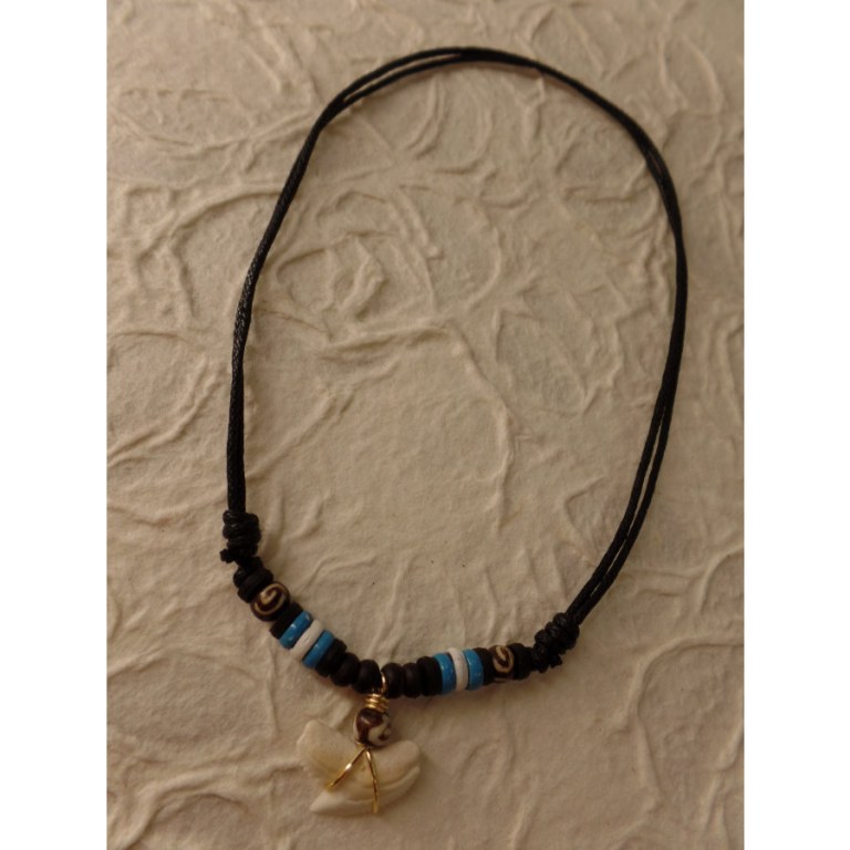 Collier St Leu dent de requin tigre perles bois blanches et bleues