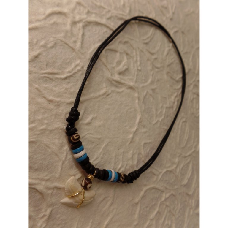 Collier St Leu dent de requin tigre perles bois blanches et bleues