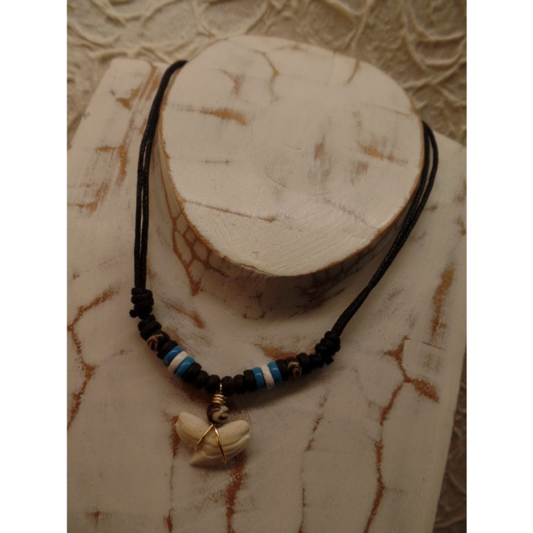 Collier St Leu dent de requin tigre perles bois blanches et bleues