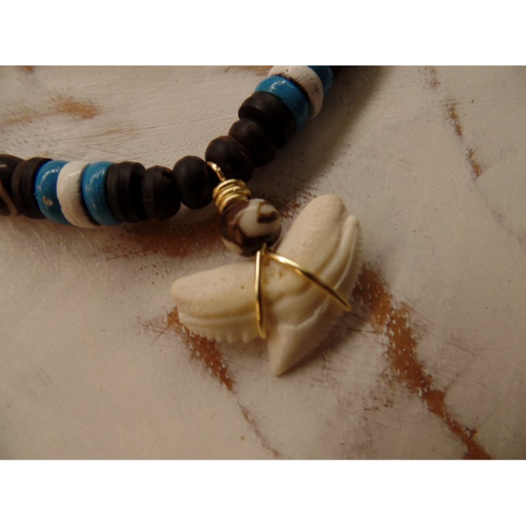 Collier St Leu dent de requin tigre perles bois blanches et bleues