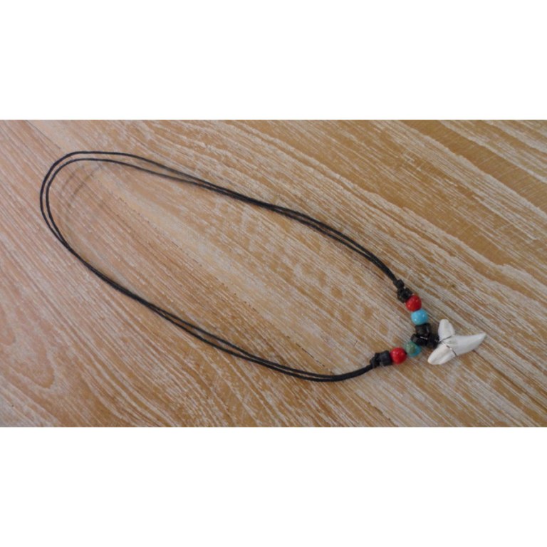 Collier perles bleues et rouges mako