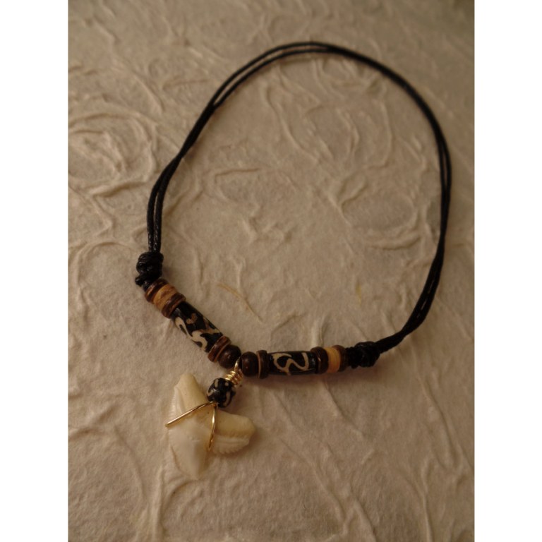 Collier St Leu dent de requin tigre perles bâton marron Aum blanc