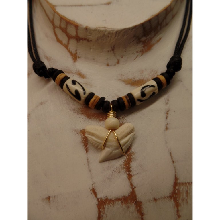 Collier St Leu dent de requin tigre guillemets noirs 2