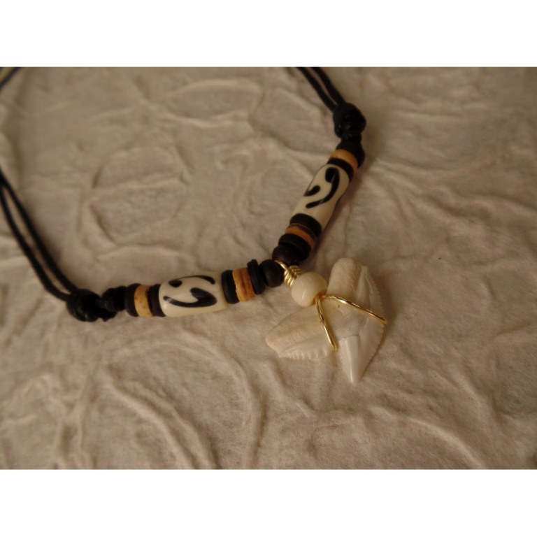 Collier St Leu dent de requin tigre guillemets noirs 2