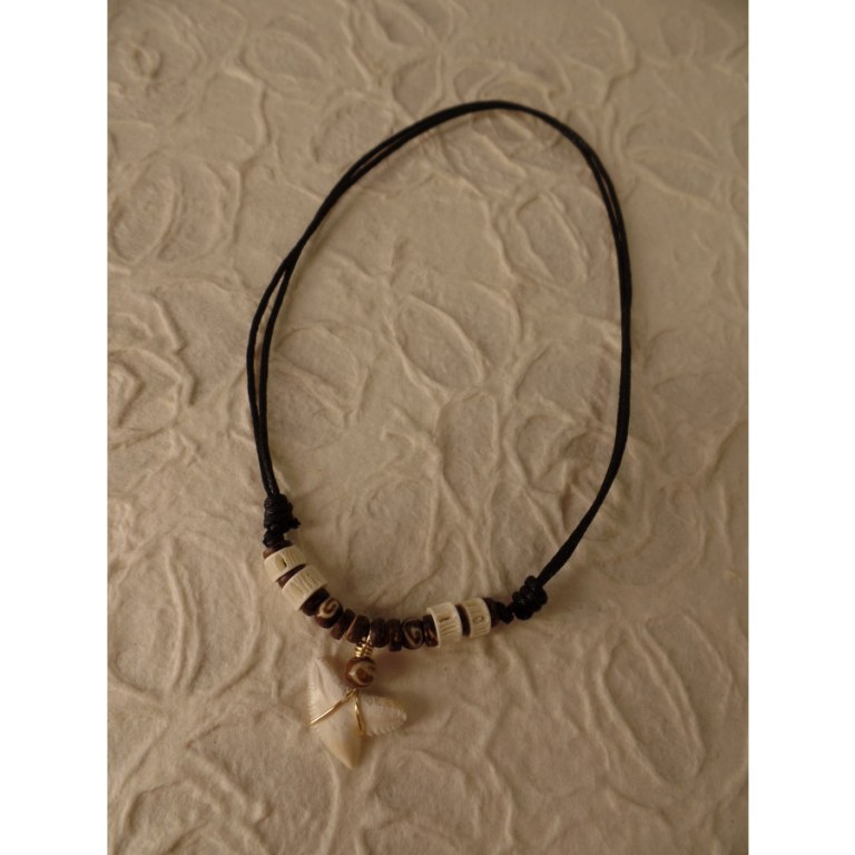 Collier St Leu dent de requin tigre perles résine et os