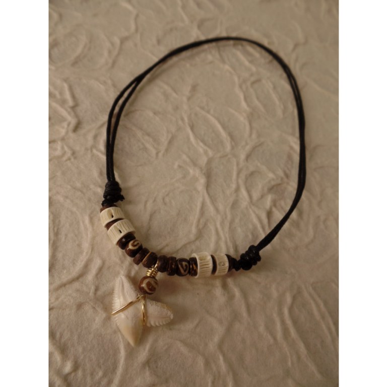 Collier St Leu dent de requin tigre perles résine et os