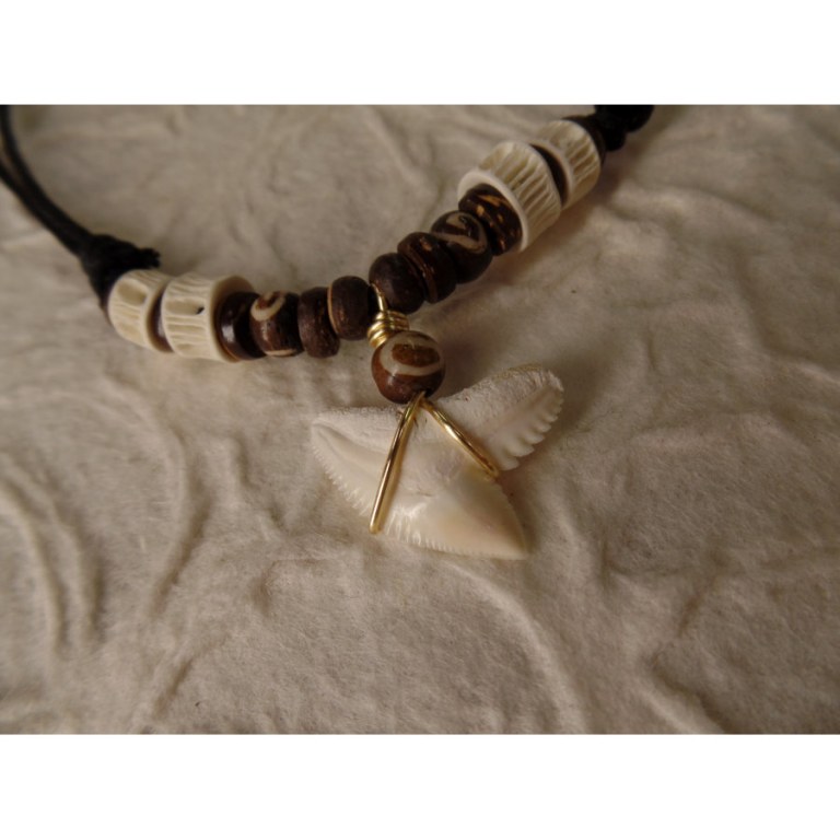 Collier St Leu dent de requin tigre perles résine et os