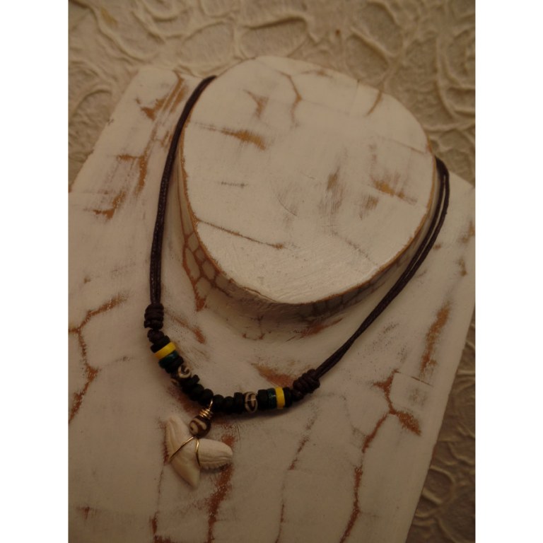 Collier St Leu dent de requin tigre perles résine et bois rasta 2