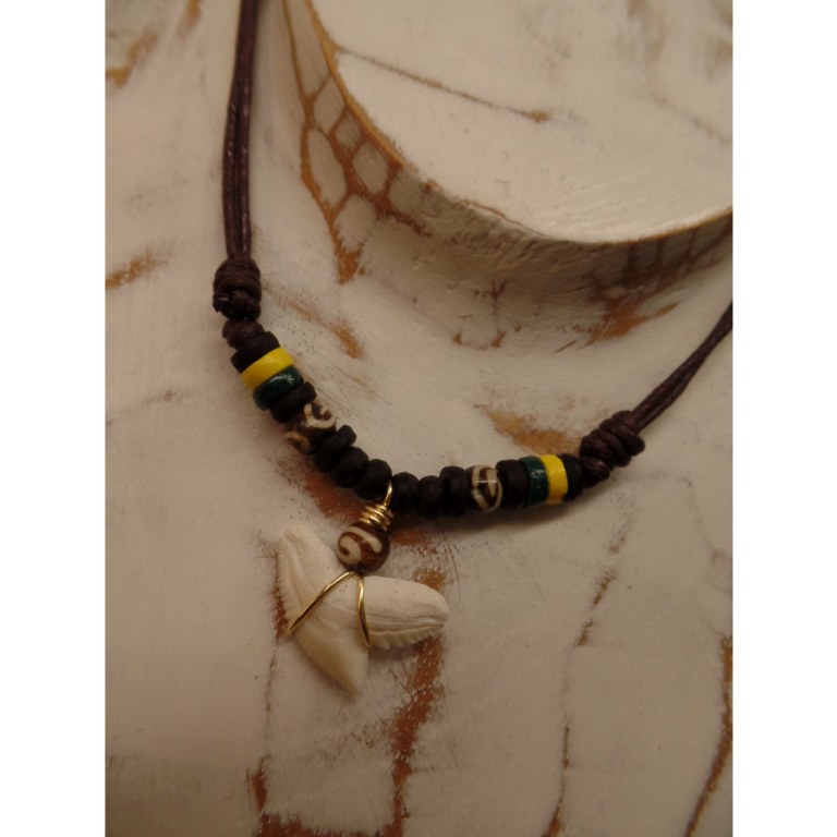 Collier St Leu dent de requin tigre perles résine et bois rasta 2