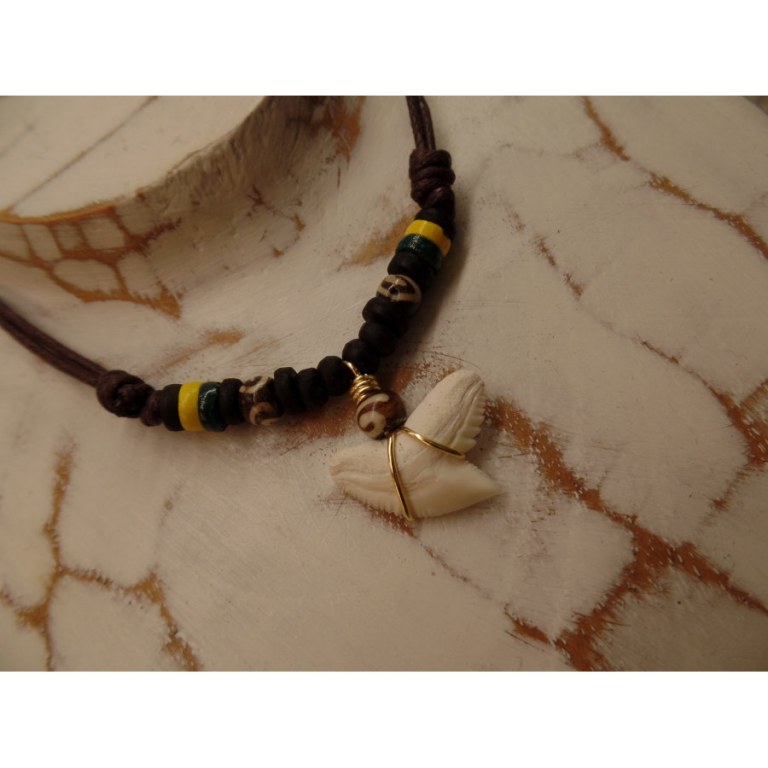 Collier St Leu dent de requin tigre perles résine et bois rasta 2