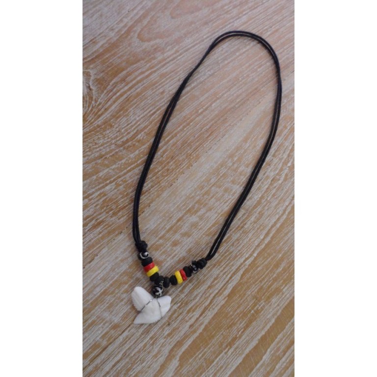 Collier surfeur rasta dent de requin tigre