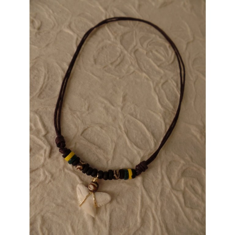 Collier St Leu dent de requin tigre perles résine et bois rasta 2