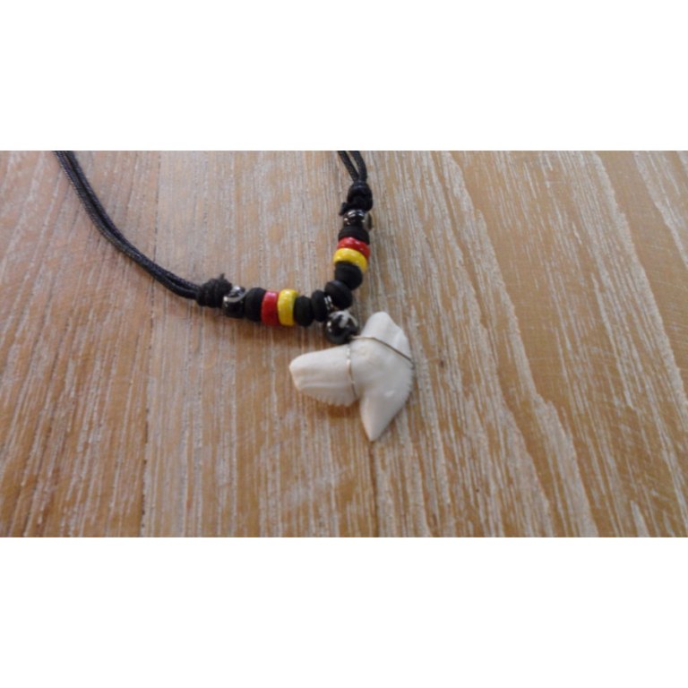 Collier surfeur rasta dent de requin tigre