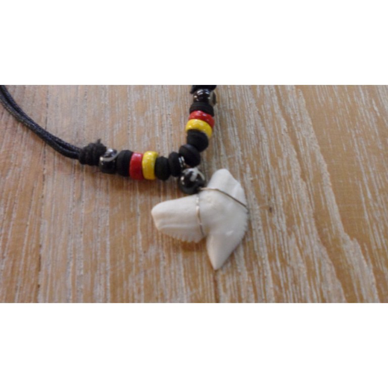 Collier surfeur rasta dent de requin tigre