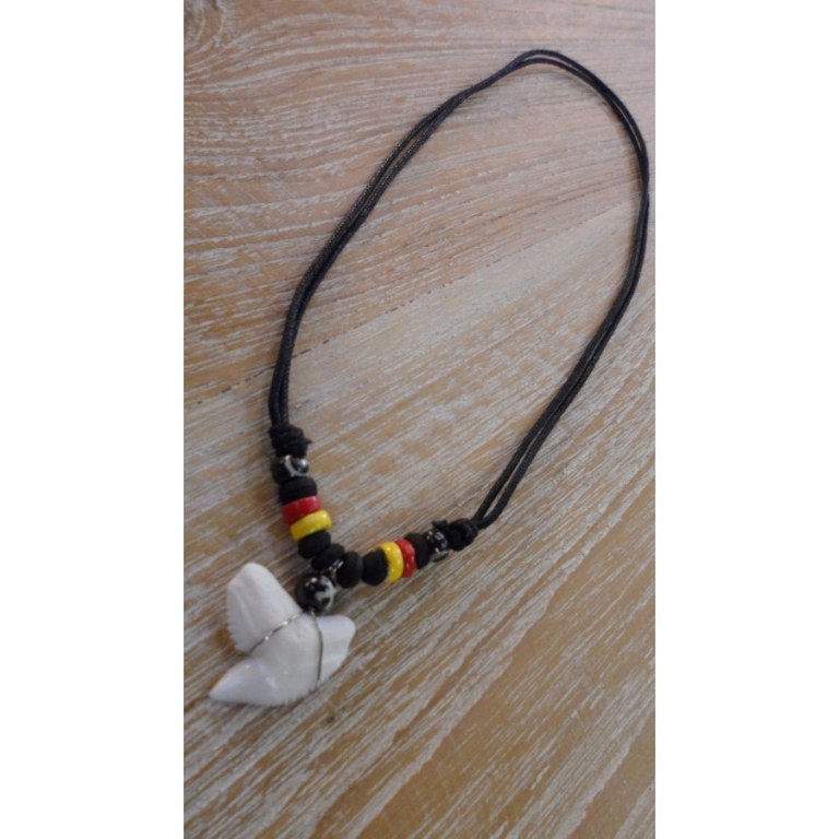 Collier surfeur rasta dent de requin tigre