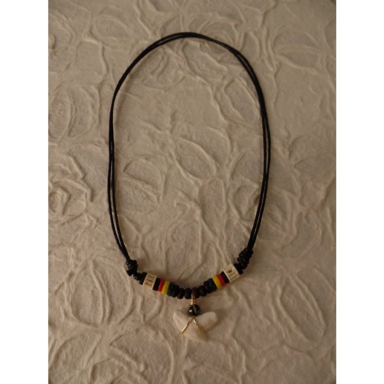 Collier St Leu dent de requin tigre perles os et bois rasta 3