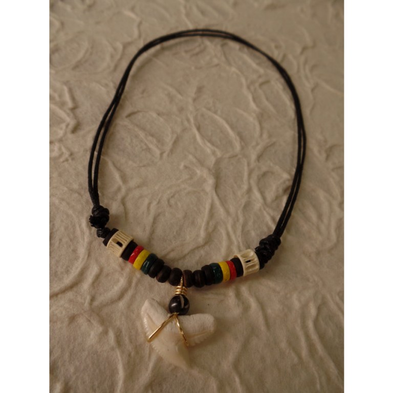 Collier St Leu dent de requin tigre perles os et bois rasta 3