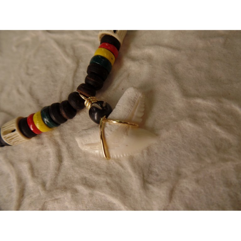 Collier St Leu dent de requin tigre perles os et bois rasta 3