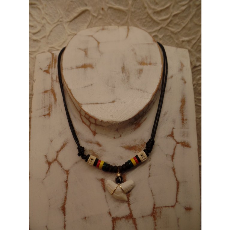 Collier St Leu dent de requin tigre perles os et bois rasta 3