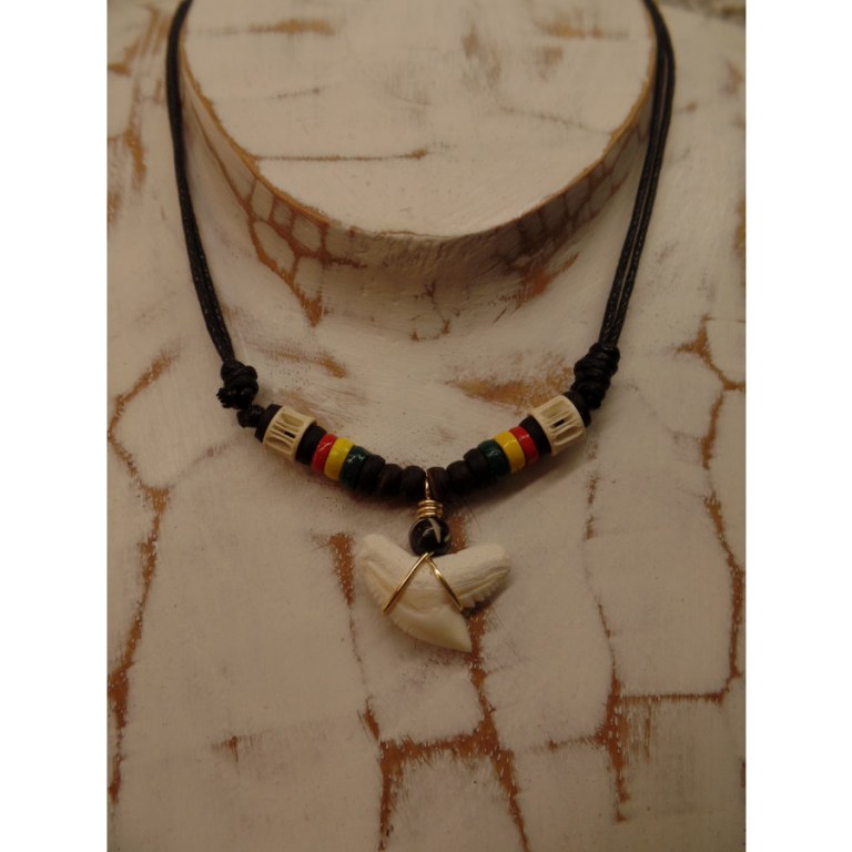 Collier St Leu dent de requin tigre perles os et bois rasta 3