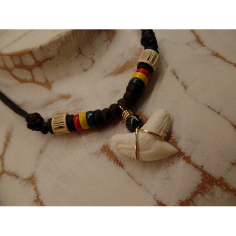 Collier St Leu dent de requin tigre perles os et bois rasta 3