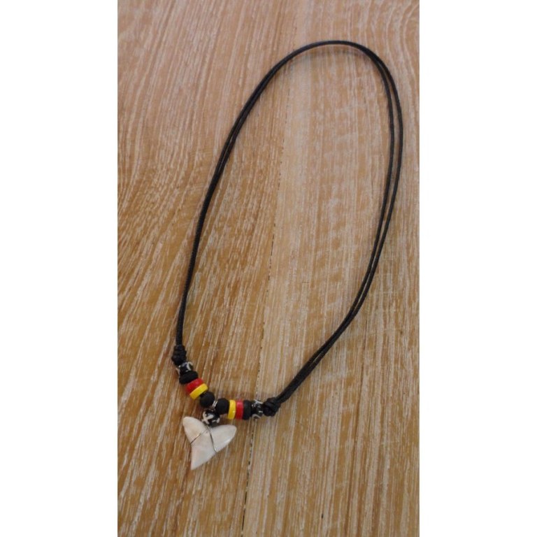 Collier surfeur rasta dent de requin blanc