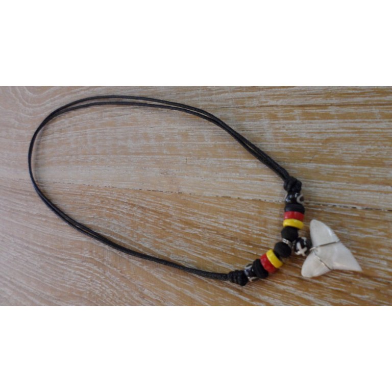 Collier surfeur rasta dent de requin blanc