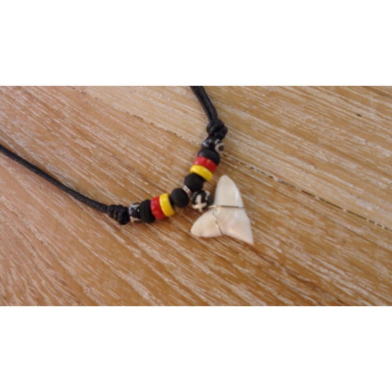 Collier surfeur rasta dent de requin blanc