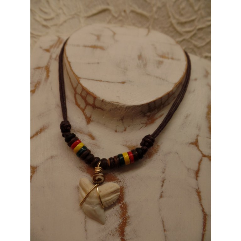 Collier St Leu dent de requin tigre perles bois rasta 4