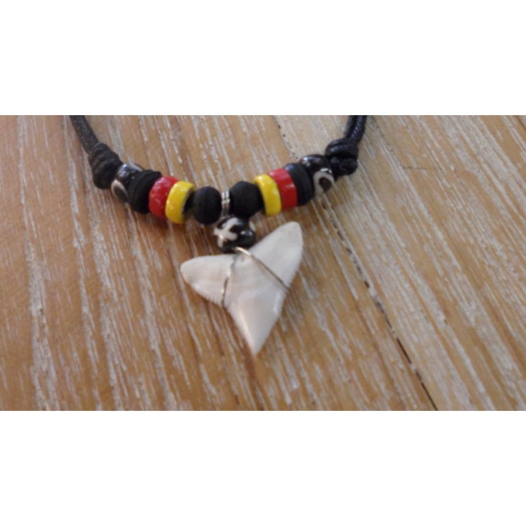 Collier surfeur rasta dent de requin blanc