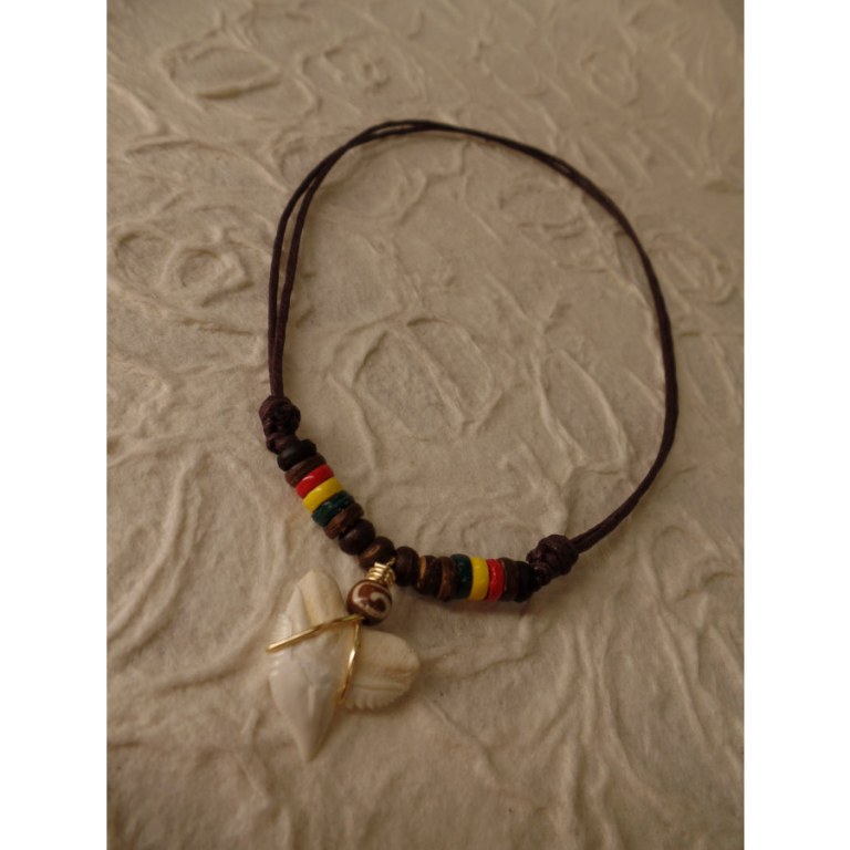 Collier St Leu dent de requin tigre perles bois rasta 4