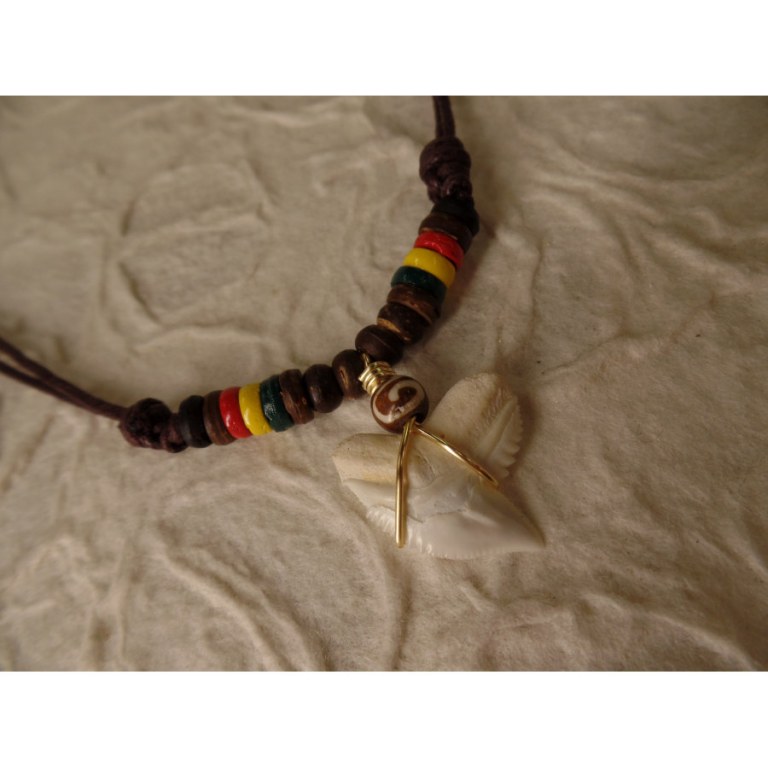 Collier St Leu dent de requin tigre perles bois rasta 4