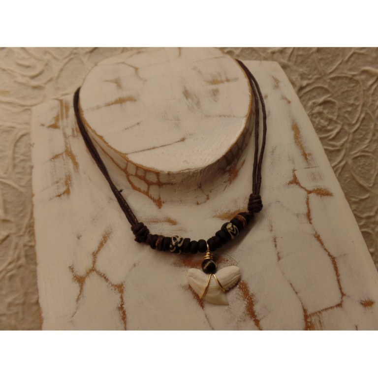 Collier St Leu dent de requin tigre perles rondes marron Aum blanc