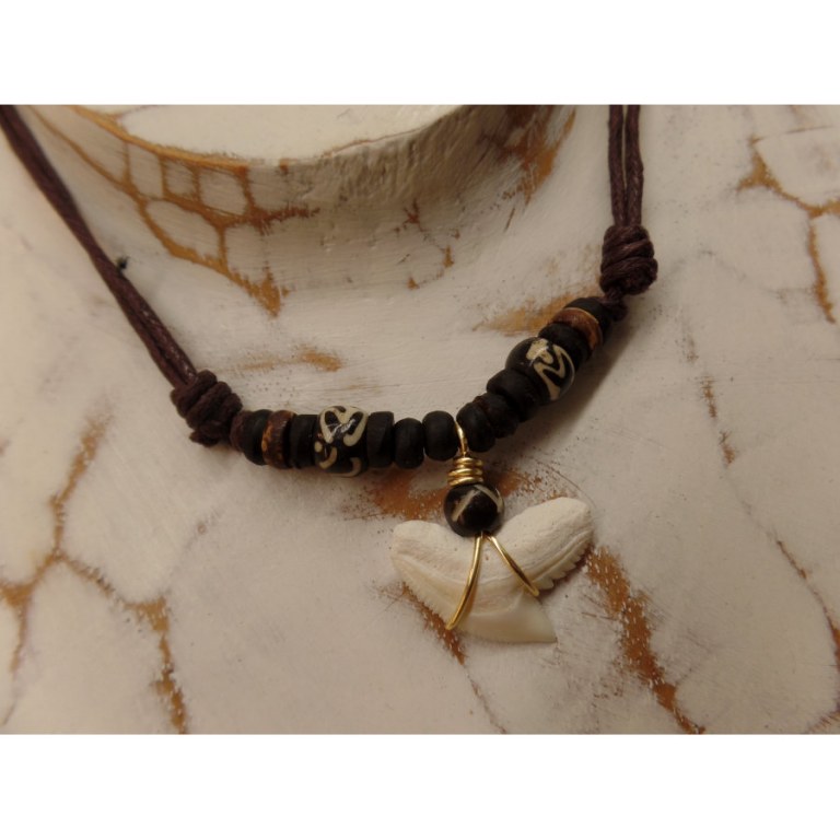 Collier St Leu dent de requin tigre perles rondes marron Aum blanc