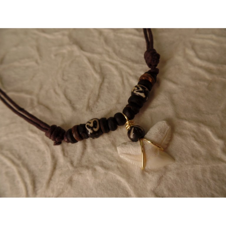 Collier St Leu dent de requin tigre perles rondes marron Aum blanc