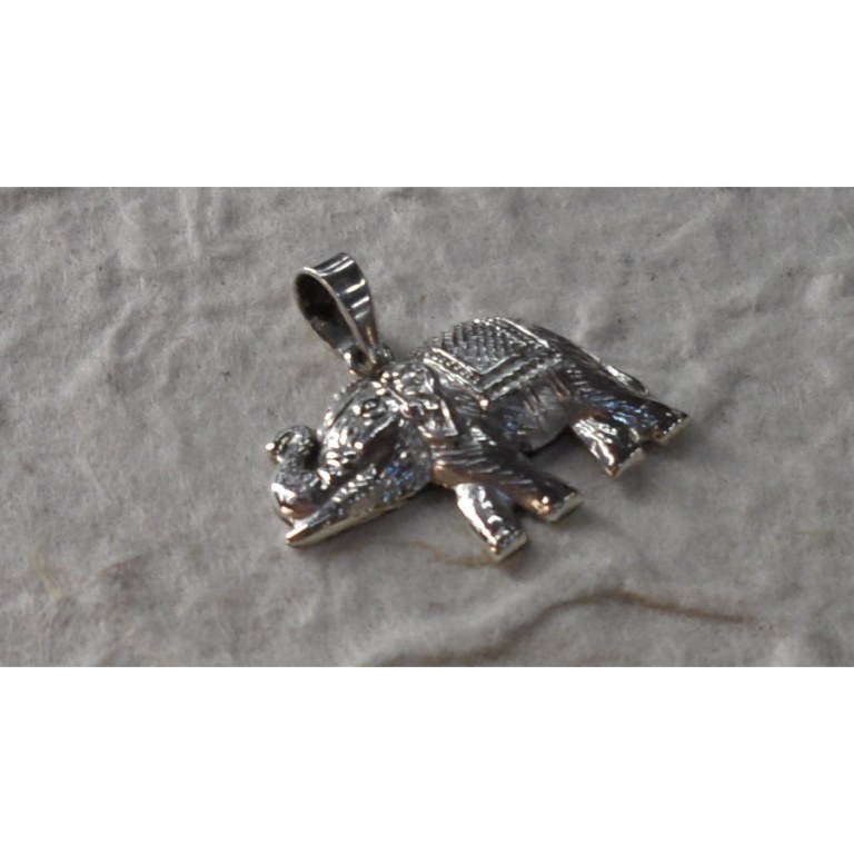 Pendentif éléphant harnaché