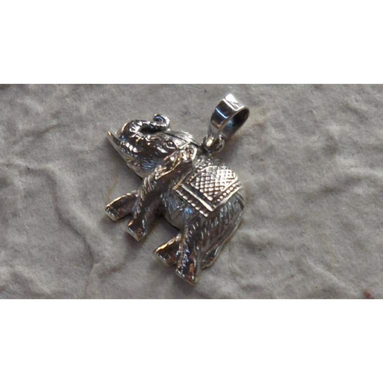 Pendentif éléphant harnaché