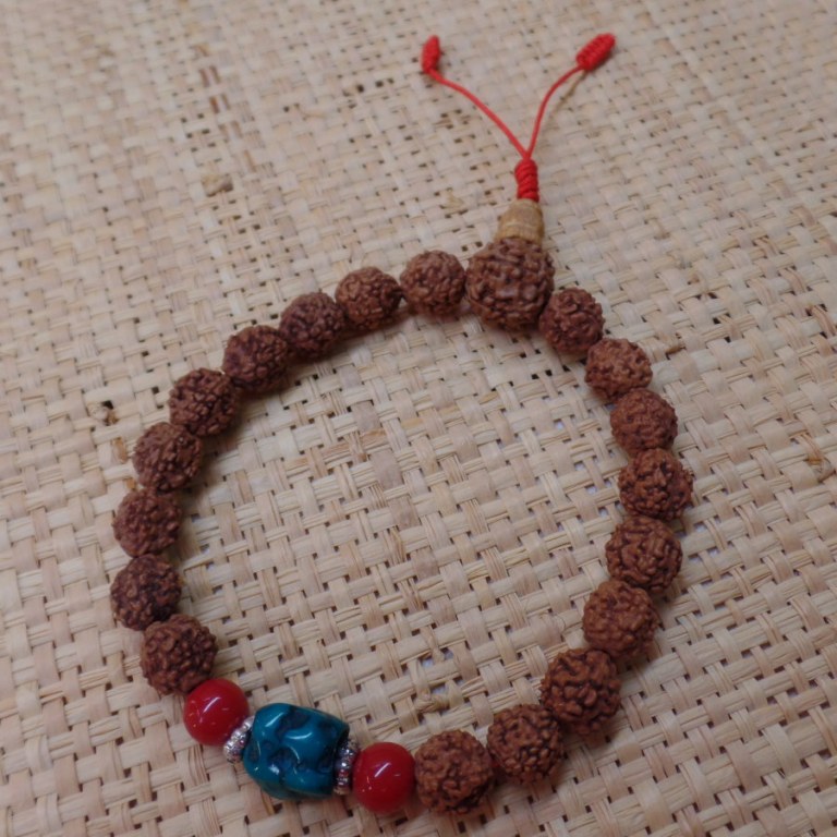 Bracelet mala 22 perles rudraksha/corail/turquoise 3