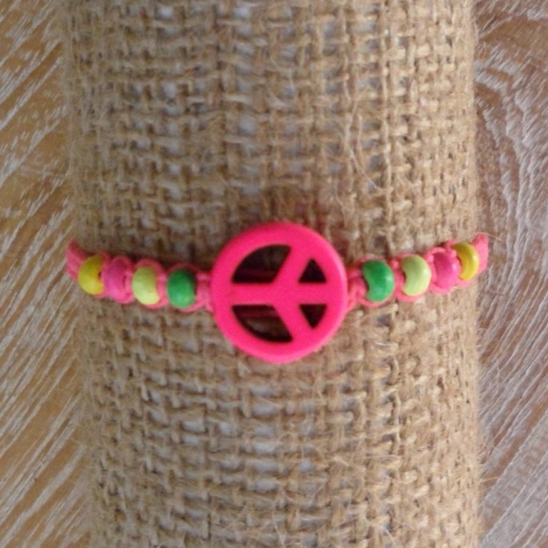 Bracelet macramé peace and love rose fluo