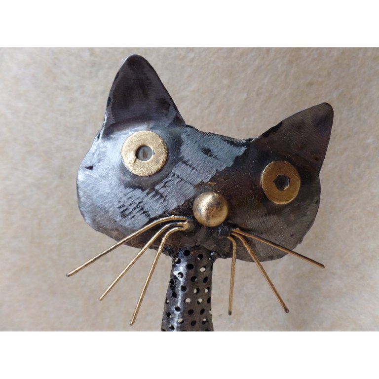 Statuette en métal chat tête inclinée
