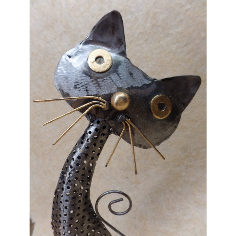 Statuette en métal chat tête inclinée