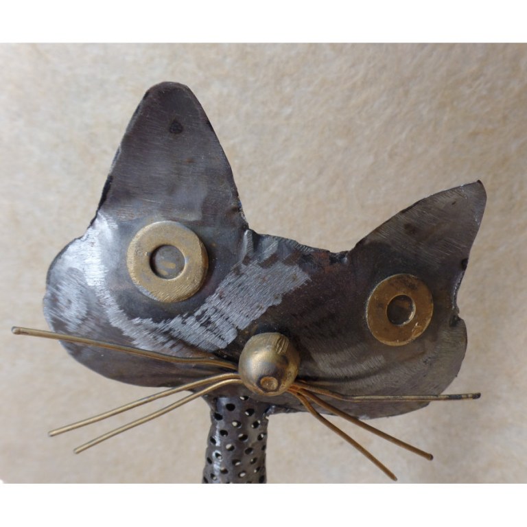 Statuette en métal chat tête penchée