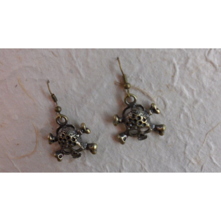 Boucles d'oreilles crâne et tibias 2