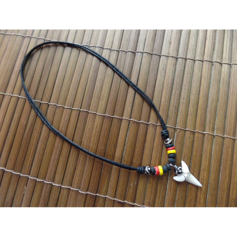 Collier rasta 3 couleurs dent de requin mako