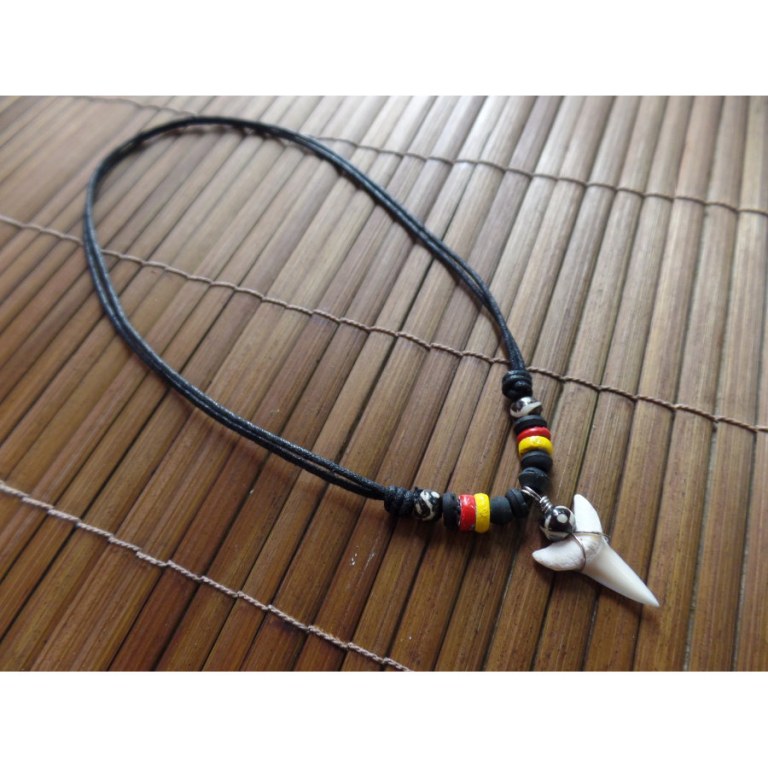 Collier rasta 3 couleurs dent de requin mako