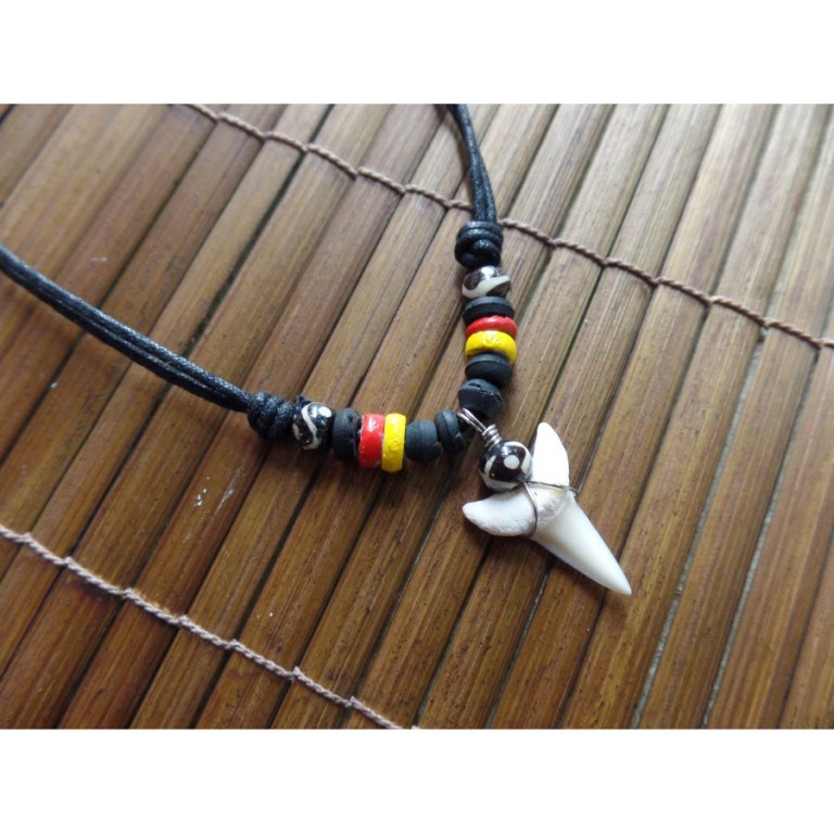 Collier rasta 3 couleurs dent de requin mako