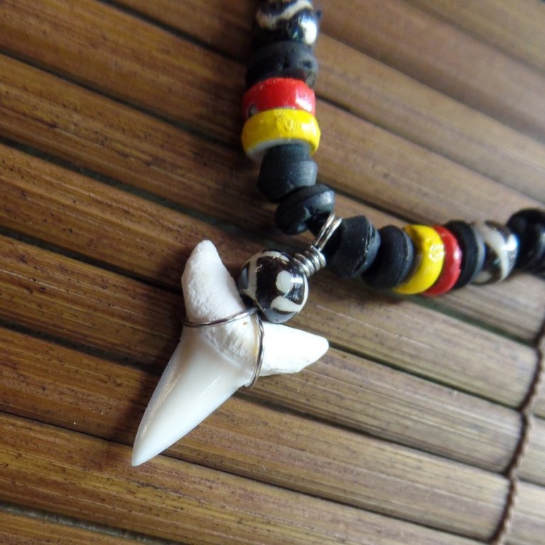 Collier rasta 3 couleurs dent de requin mako