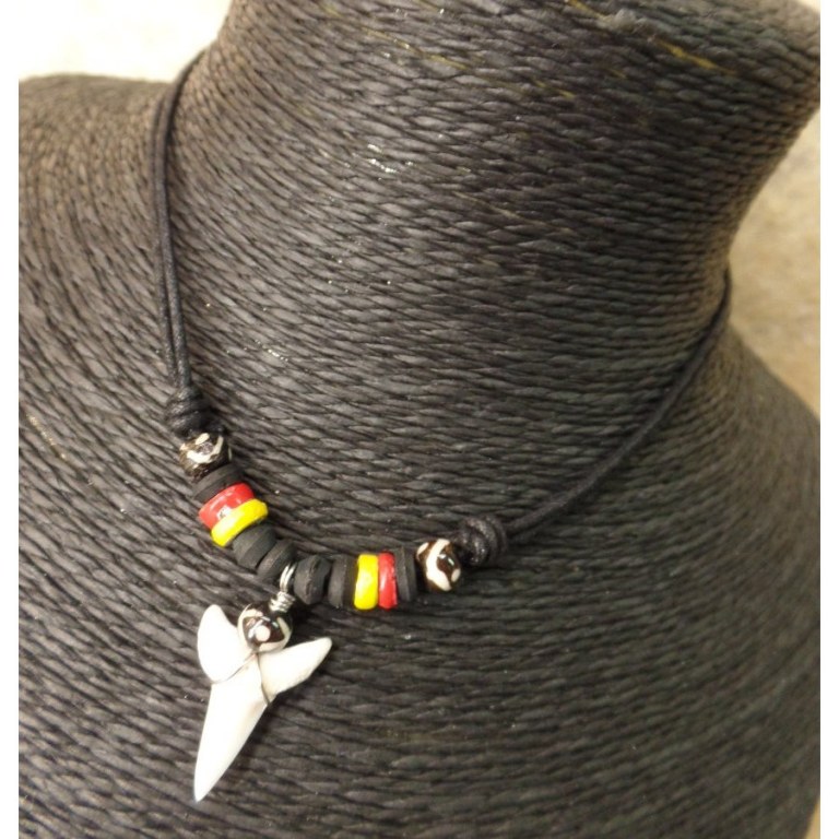 Collier rasta 3 couleurs dent de requin mako